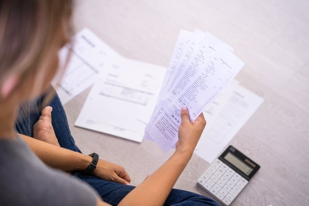 Sadstressedwomanwithnomoneyandbill