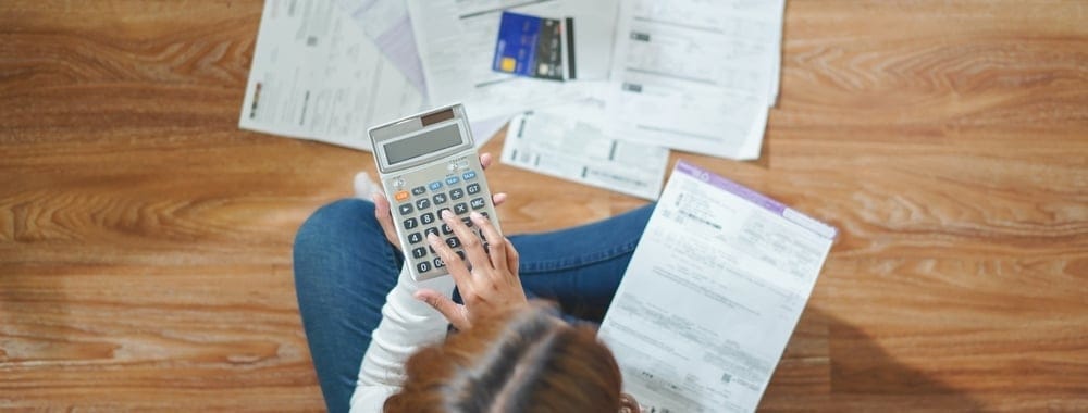 Financialhouseholddebteconomyaccountingconceptcloseupviewhands