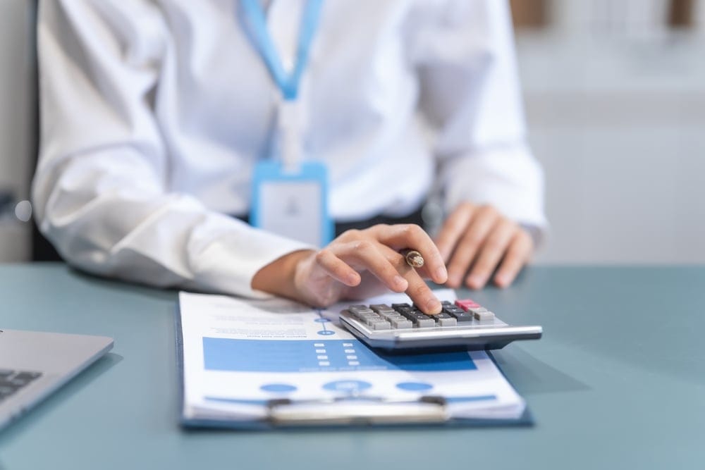 Experiencedasianbusinesswomanwithcpacertificationandabachelorsdegree