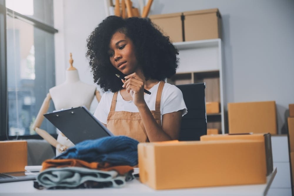 Startupsmesmallbusinessentrepreneuroffreelanceasianwomanwearing